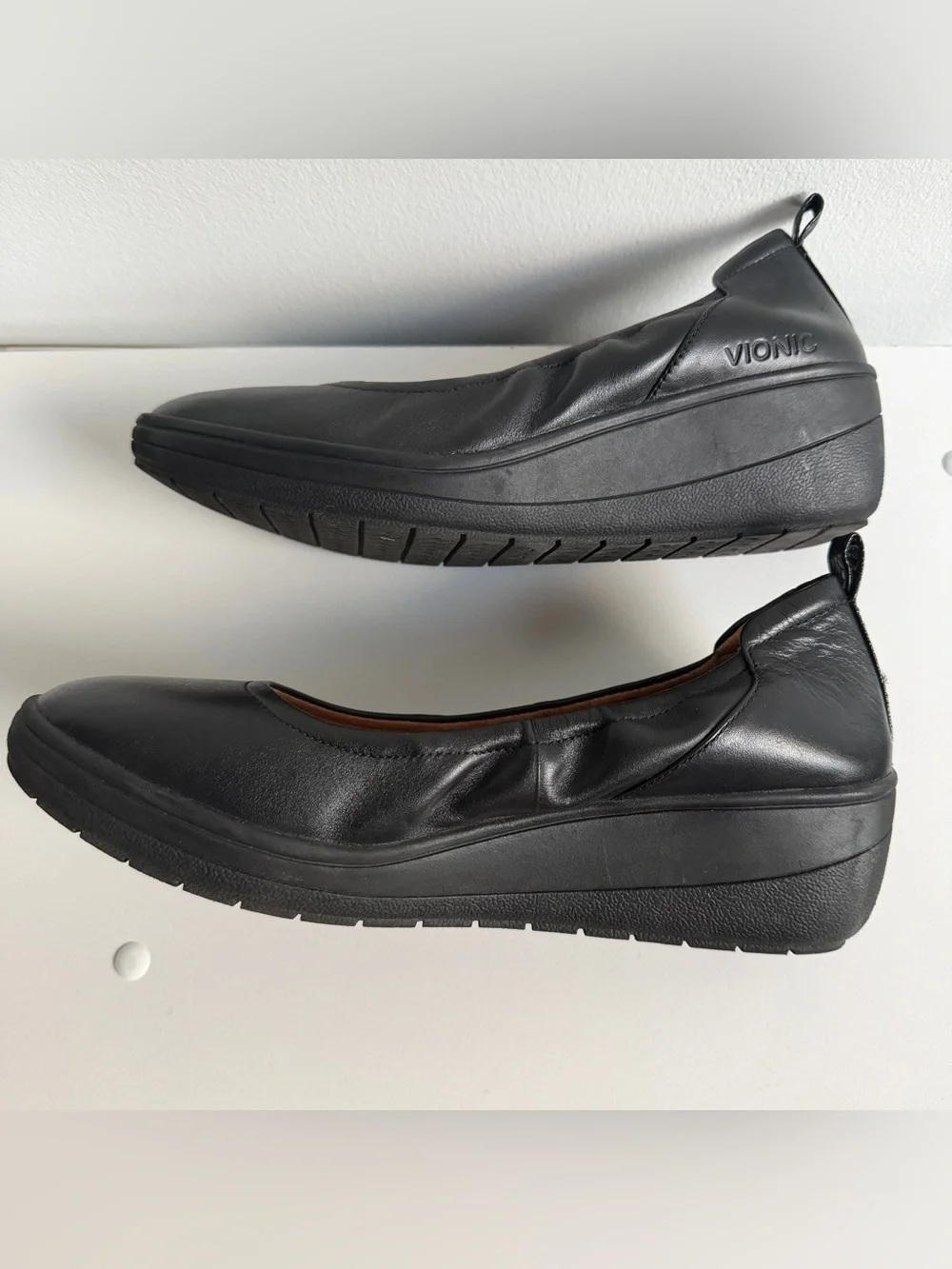 EUC Vionic Black “Jacey” Slip On Wedge Short Heel Round Toe sz 8 supportive